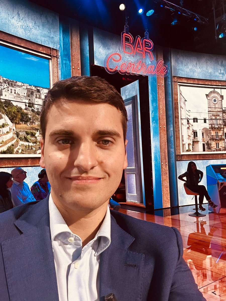 fasulo_antonio's tweet photo. Ieri Francesco Giulibei, nella sua nuova avventura da opinionista fisso a Bar Centrale, il programma condotto da Elisa Isoardi. Oggi Tommasino Cerno e Littorio Feltri, in contemporanea a #DomenicaIn.

Eh, ma non esiste #TeleMeloni.

#4ottobre #GovernoMeloni https://t.co/jBv6vbrgiE