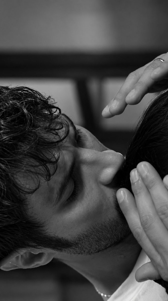 Yl9ll9's tweet photo. His obsession with her hair’s scent began here.
#HalefKöklerinÇağrısı https://t.co/bURD3gEQKJ