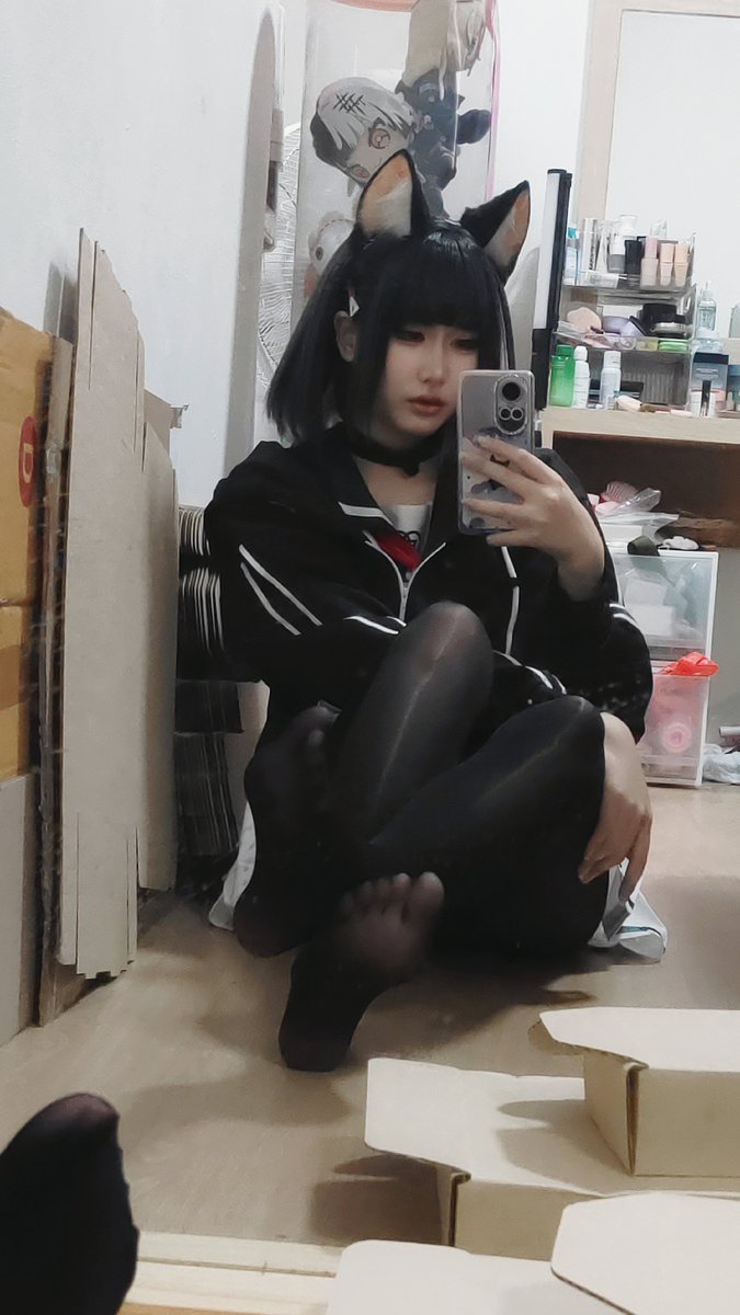 ShirokiYori's tweet photo. Hm...feet.. https://t.co/5JVxLdI3hp