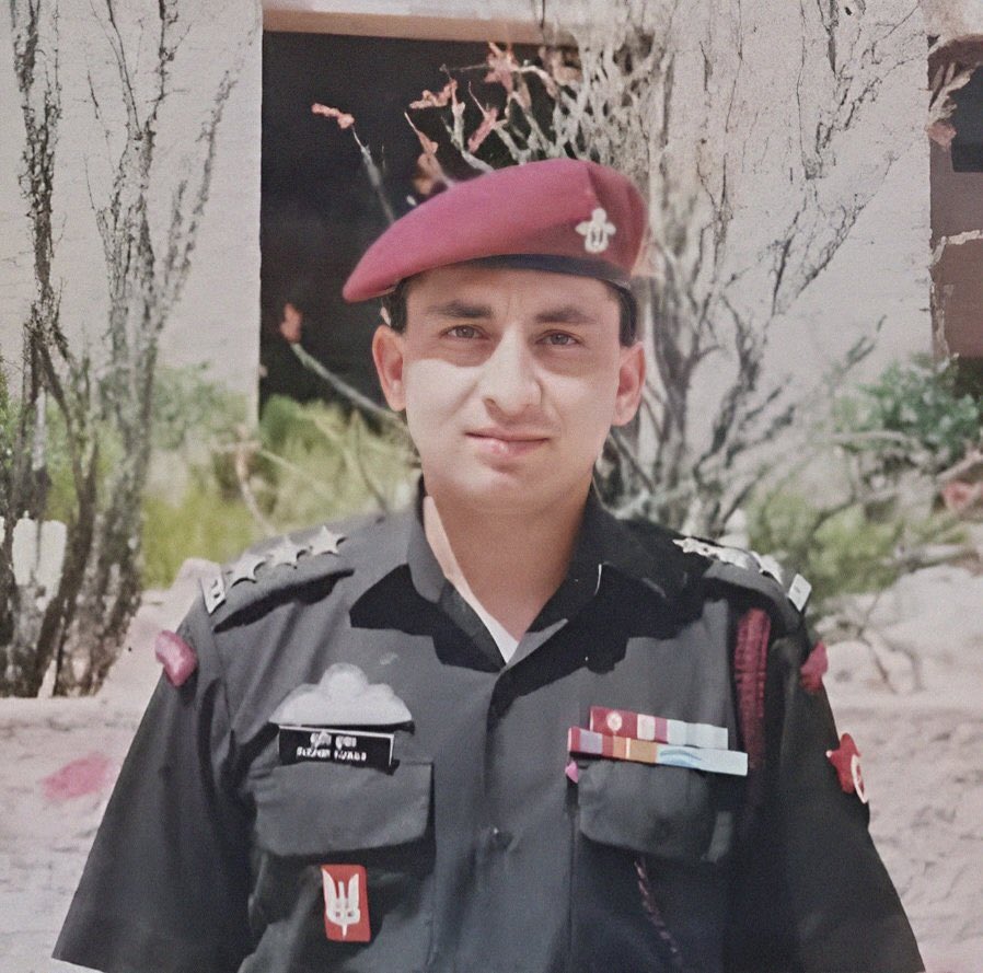 manjeetnegilive's tweet photo. "Bravest of the brave".🔥⚔️

MAJOR SUDHIR KUMAR WALIA
ASHOK CHAKRA (P)
Sena Medal
Unit- 9 para (Special Forces )/ 4 JAT

On 29 Aug 1999,
He showed extraordinary courage during counter-insurgency operations in Jammu and Kashmir.
Despite being seriously injured in an encounter with militants, he continued to fight fearlessly.
He eliminated several terrorists and protected his fellow soldiers.
For his supreme sacrifice and exceptional bravery, he was posthumously awarded the Ashok Chakra.

Salutes to this braveheart.🇮🇳

Jai hind.

@adgpi
@SpokespersonMoD
#indianarmy