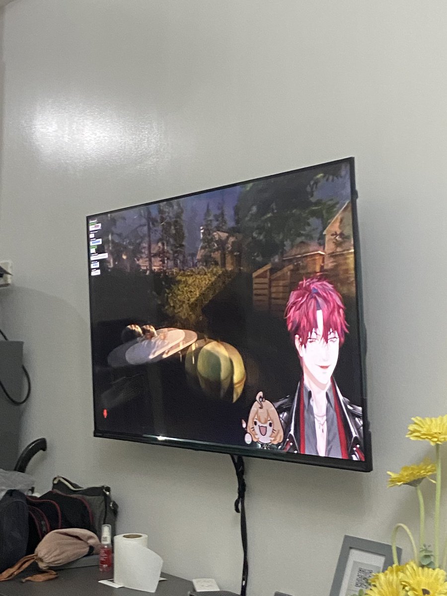 seonddana's tweet photo. me yesterday with my irls who went with me to cosmania. theyre not really familiar with vtubers so i had to explain a lot to them + introduced jurard and holostars. they were so interested that when we went back to our bnb they started watching jurards stream https://t.co/ptH3uGCxgc