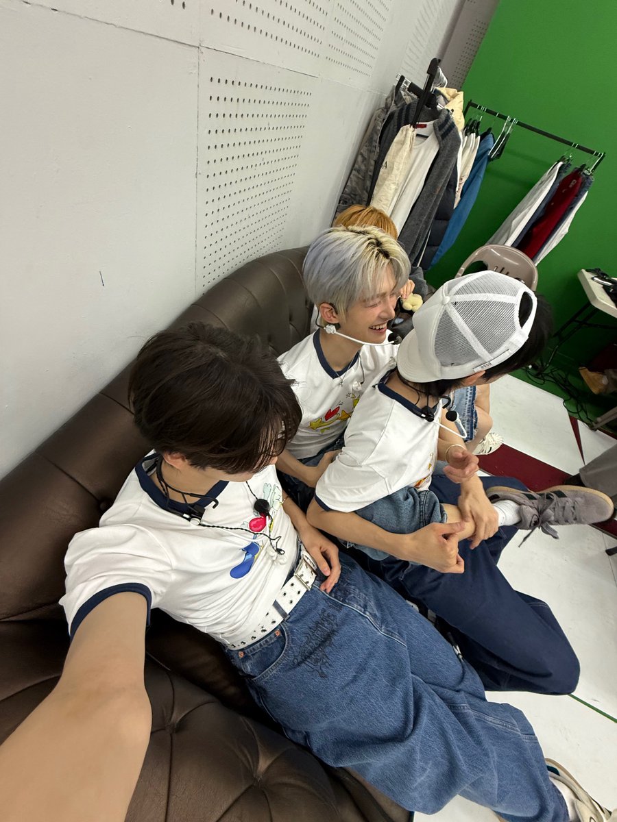 happichokswu's tweet photo. 아잠만 이때도 이 네명이었잖아 아 https://t.co/LpAet690ej