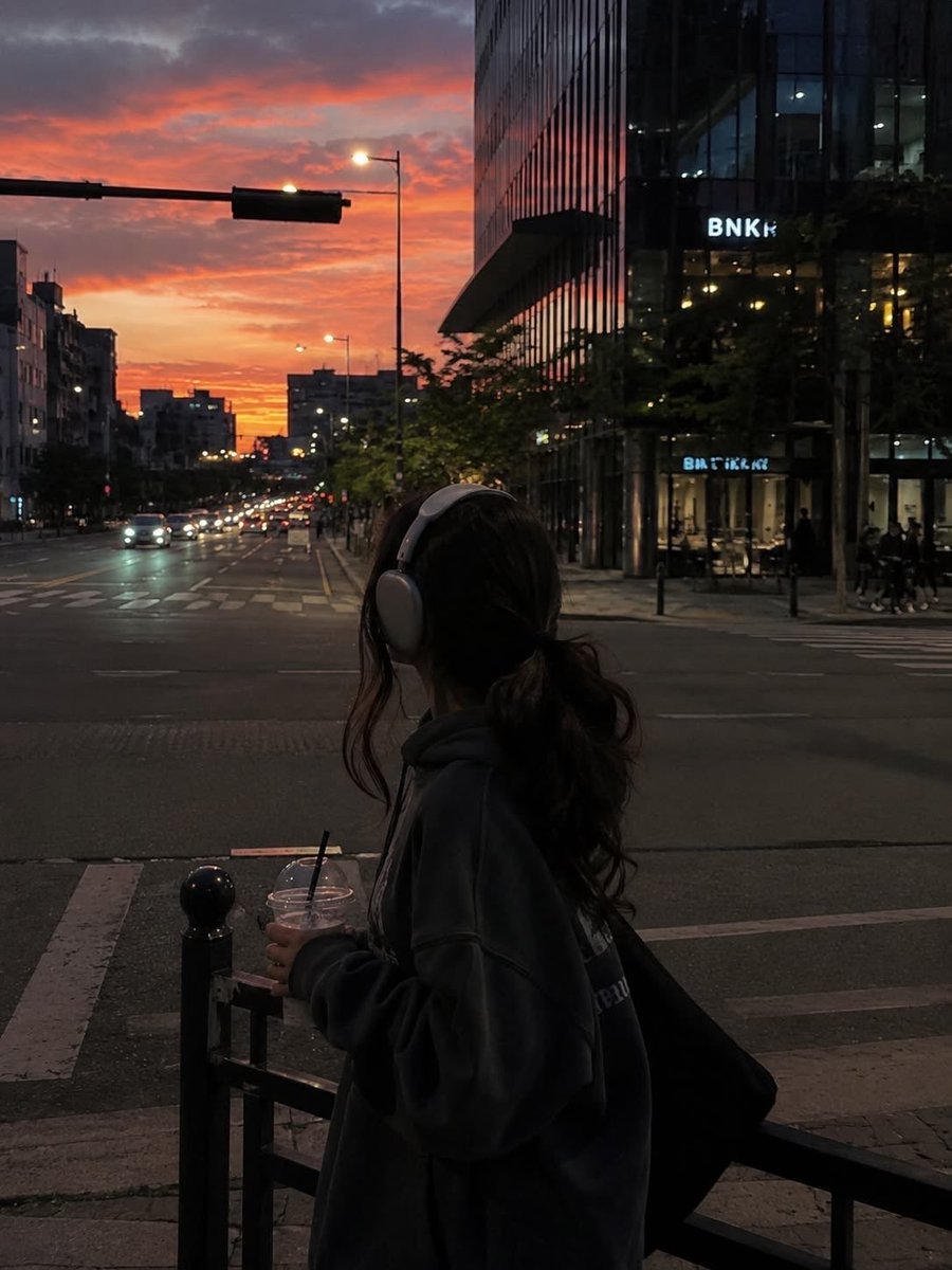 MariaRotarjr's tweet photo. 🎶🌅 Apus, muzică în căști și câteva minute de liniște. Unele momente nu au nevoie de nimic în plus.
#Sunset #Music #Chișinău https://t.co/AkmS4Qrrlj
