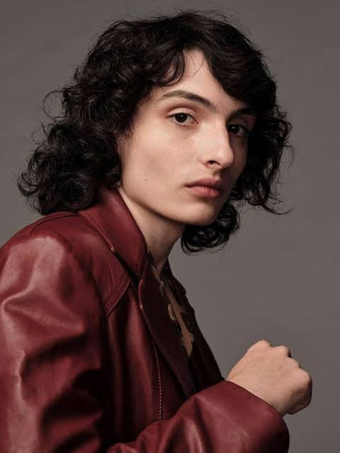 PortaldaClarice's tweet photo. Ator de Stranger Things é visto de vermelho votando no Brasil https://t.co/Xbsg0TG7FZ