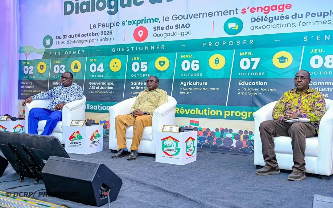 sigbf's tweet photo. 𝐄𝐱𝐩𝐨𝐬𝐢𝐭𝐢𝐨𝐧 𝐠𝐨𝐮𝐯𝐞𝐫𝐧𝐞𝐦𝐞𝐧𝐭𝐚𝐥𝐞 : 𝐥𝐞 𝐦𝐢𝐧𝐢𝐬𝐭𝐫𝐞 𝐝𝐞𝐬 𝐒𝐞𝐫𝐯𝐢𝐭𝐞𝐮𝐫𝐬 𝐝𝐮 𝐏𝐞𝐮𝐩𝐥𝐞 𝐞́𝐜𝐡𝐚𝐧𝐠𝐞 𝐚𝐯𝐞𝐜 𝐥𝐞𝐬 𝐜𝐢𝐭𝐨𝐲𝐞𝐧𝐬 𝐬𝐮𝐫 𝐥𝐞𝐬 𝐫𝐞́𝐟𝐨𝐫𝐦𝐞𝐬 𝐝𝐞 𝐥’𝐚𝐝𝐦𝐢𝐧𝐢𝐬𝐭𝐫𝐚𝐭𝐢𝐨𝐧

Le Camarade ministre des Serviteurs du Peuple a animé, ce dimanche 4 octobre 2026, au Pavillon Soleil Levant du Salon international de l’artisanat de Ouagadougou (SIAO), une séance de l’activité « Dialogue avec le Peuple ». Organisée dans le cadre de l’Exposition gouvernementale, à l’occasion de la deuxième phase des Journées nationales d’engagement patriotique et de participation citoyenne (JEPPC), cette rencontre a permis de présenter les réformes de son département et de recueillir les préoccupations des citoyens.

Dans sa déclaration liminaire, le ministre a exposé les principales actions menées depuis le 30 septembre 2022 dans les domaines de la fonction publique, du travail et de la protection sociale. Il a souligné que la dénomination « ministère des Serviteurs du Peuple » traduit la volonté de placer le service aux citoyens au cœur de l’action administrative.

En matière de fonction publique, il a notamment présenté l’Instruction générale des ressources humaines, la réduction du nombre de jours chômés et payés de 15 à 11, ainsi que la clause prioritaire de l’État, destinée à mobiliser les compétences burkinabè au service de l’intérêt général.

Sur la période considérée, 20 854 postes ont été pourvus dans la fonction publique d’État, sans compter les recrutements effectués dans les sociétés d’État, les collectivités territoriales et les autres structures publiques.

La déconcentration des actes de gestion a, pour sa part, permis à 73 712 fonctionnaires de bénéficier d’actes administratifs pris au niveau déconcentré. Quant à l’application de l’avancement de classe en 2026, destiné à récompenser le mérite, elle a concerné 42 224 agents, dont 39 067 en activité et 3 157 retraités. Le contrôle de l’authenticité des diplômes a également conduit à écarter une vingtaine de personnes ayant frauduleusement accédé à des emplois publics.

Dans le domaine du travail, le ministre a évoqué l’adoption du nouveau Code du travail, qui prévoit notamment un meilleur encadrement des activités de placement et du travail temporaire, ainsi qu’une limitation du renouvellement des contrats à durée déterminée.

Il a aussi rappelé le relèvement du Salaire minimum interprofessionnel garanti (SMIG), passé de 30 684 à 45 000 francs CFA en 2023. Sur la période, 10 261 établissements ont fait l’objet de contrôles, contribuant à une baisse des infractions relevées.

La protection sociale a occupé une place importante dans la présentation, avec l’opérationnalisation du régime d’Assurance maladie universelle. Depuis le démarrage des prestations, le 1er février 2026, 531 entreprises sont affiliées au régime et 451 182 personnes sont immatriculées. Parmi elles, 190 758 disposent de droits ouverts aux prestations de soins. Environ 3 000 personnes ont déjà bénéficié de prestations.

Le ministre a également fait état de l’augmentation de l’enveloppe annuelle destinée aux crédits en faveur des retraités et des déplacés, passée de 300 à 800 millions de francs CFA. Par ailleurs, 4 741 bourses humanitaires, d’un montant global de 600 millions de francs CFA, ont été octroyées aux orphelins de pensionnés de la CARFO et de la CNSS. Les plateformes e-CARFO et e-CNSS contribuent aussi à faciliter l’accès des usagers aux prestations sociales.

Après cette présentation, les échanges ont porté sur les difficultés concrètes rencontrées par les agents publics et les retraités. Les participants ont notamment soulevé la question des dossiers de retraités en attente, des avancements de carrière et des indemnités des agents admis aux concours professionnels.
