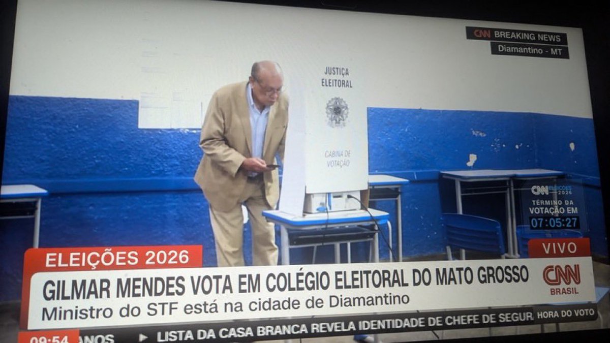 RafaelFontana's tweet photo. Coronel Gilmar foi votar com celular.
Pode? https://t.co/t7O1skaBA4