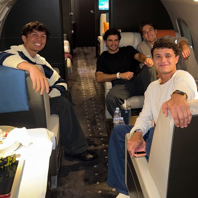 sainzifyy's tweet photo. coming to malaysia vs leaving malaysia https://t.co/Msyf1vE21h