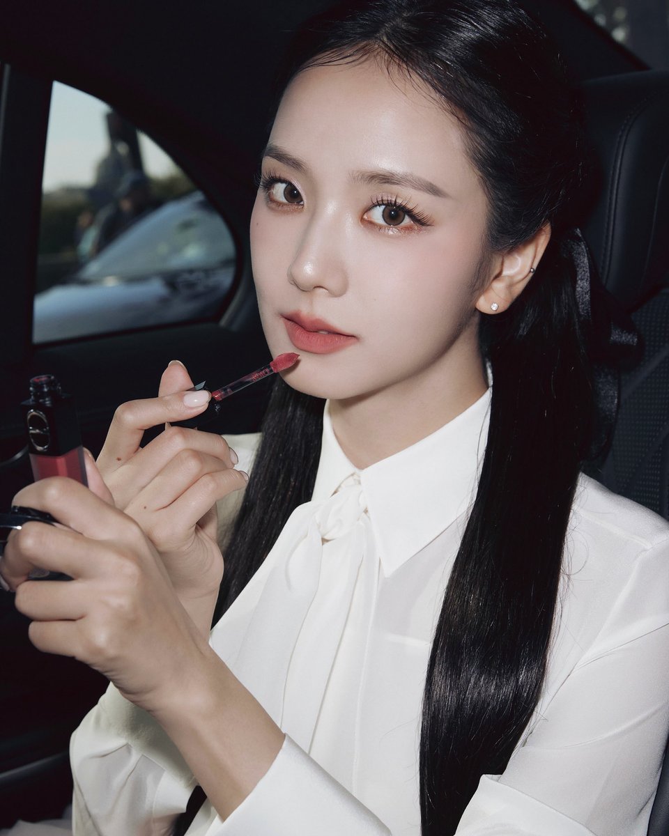 NEWSJISOO's tweet photo. Dior Beauty updated on instagram with #JISOO. https://t.co/kWYJeExKuu