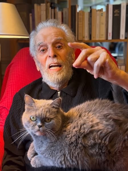 alejodorowsky's tweet photo. Hoy domingo, en este día de descanso, te comparto estos tres pensamientos : 

1. Las pulgas del perro
creen que ladran.

2. He vendido 
mi diablo al alma.

3. Nada te sucede
eres lo que sucede.

Te envío un inmenso abrazo, 
Alejandro
.
Photos @PascaleMJodo https://t.co/vCNRjsPfyG