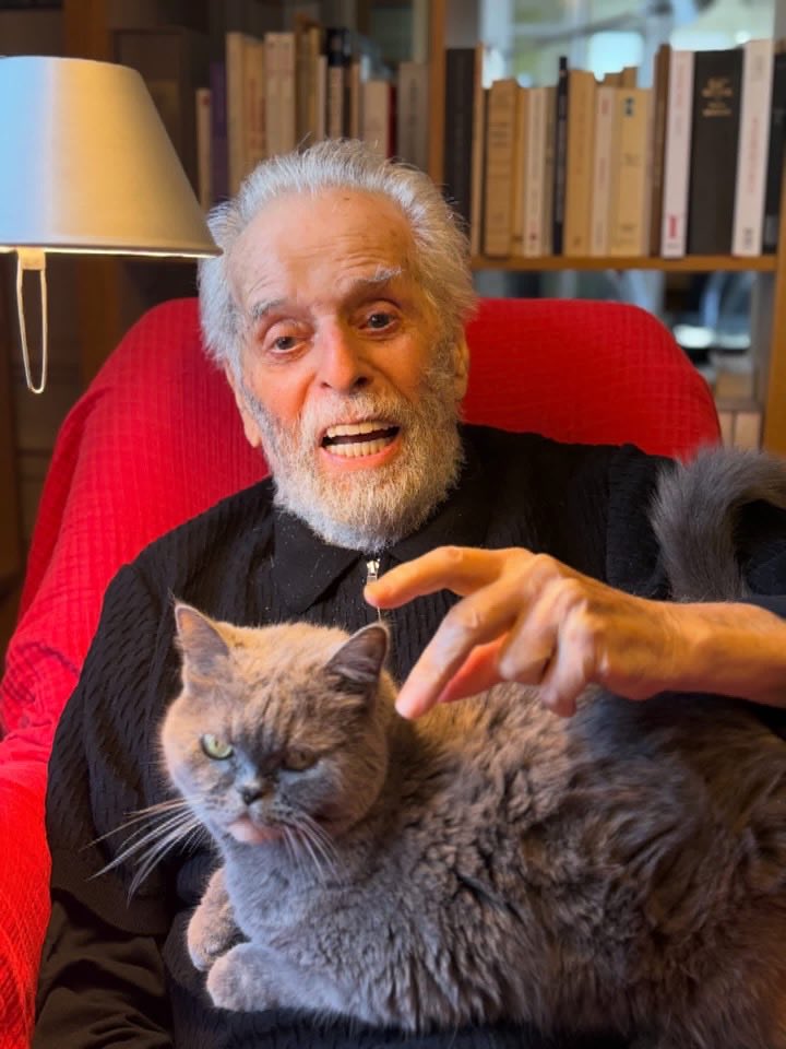alejodorowsky's tweet photo. Hoy domingo, en este día de descanso, te comparto estos tres pensamientos : 

1. Las pulgas del perro
creen que ladran.

2. He vendido 
mi diablo al alma.

3. Nada te sucede
eres lo que sucede.

Te envío un inmenso abrazo, 
Alejandro
.
Photos @PascaleMJodo https://t.co/vCNRjsPfyG