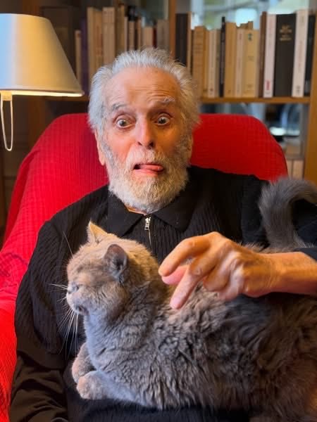 alejodorowsky's tweet photo. Hoy domingo, en este día de descanso, te comparto estos tres pensamientos : 

1. Las pulgas del perro
creen que ladran.

2. He vendido 
mi diablo al alma.

3. Nada te sucede
eres lo que sucede.

Te envío un inmenso abrazo, 
Alejandro
.
Photos @PascaleMJodo https://t.co/vCNRjsPfyG