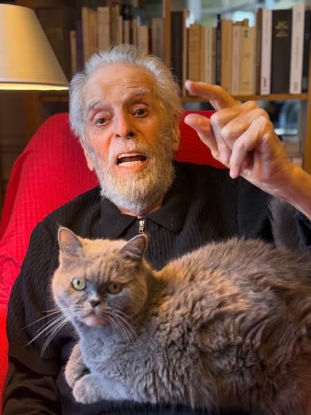 alejodorowsky's tweet photo. Hoy domingo, en este día de descanso, te comparto estos tres pensamientos : 

1. Las pulgas del perro
creen que ladran.

2. He vendido 
mi diablo al alma.

3. Nada te sucede
eres lo que sucede.

Te envío un inmenso abrazo, 
Alejandro
.
Photos @PascaleMJodo https://t.co/vCNRjsPfyG