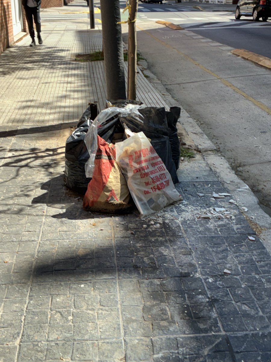 NerinaAndrea's tweet photo. Hola , salió el sol y pese a los reclamos nadie se llevó los escombros @jorgemacri @ibaistrocchi @DaroNieto  @gloriallopiz @gcba @lauritalonso  @gzinny  @CominVillanueva #mugre Granaderos 482 . Cuál es la empresa recolectora de la zona ? Quien controla ? @VecinosCon5633 https://t.co/TwbXoxTz66