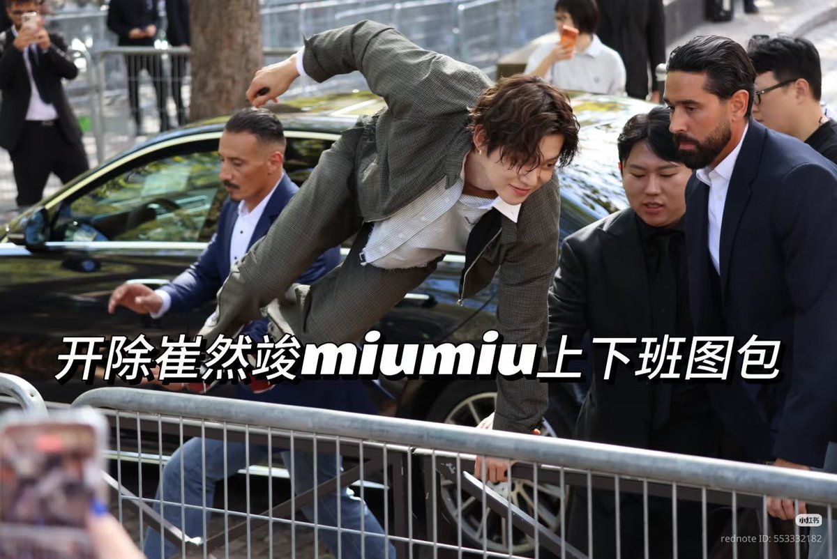 kiaranitaaaa's tweet photo. “My idol loves his fans" okay but does your idol jump fences to get to you ? https://t.co/VLdR7WOzJR