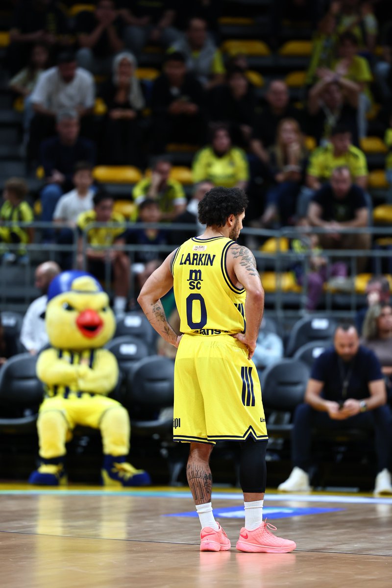 FBBasketbol's tweet photo. First game in new colors. 💛💙
@shanelarkin 

#YellowLegacy https://t.co/IF0sKuMxq3