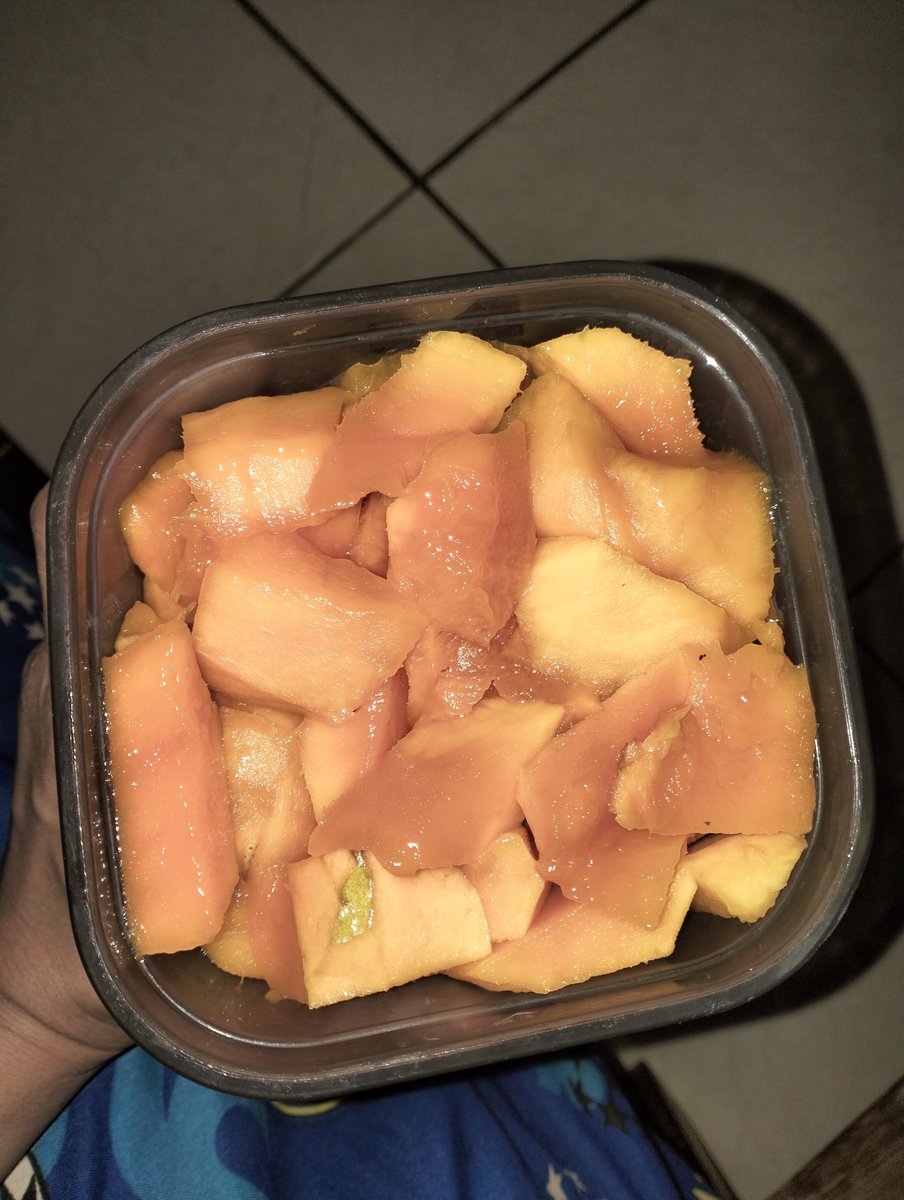 bubbleric3's tweet photo. @TanyarlBase mangga dari my bubub gweh yang udah dipotongin sekaliann🫰🏻 https://t.co/EgVAURUT68