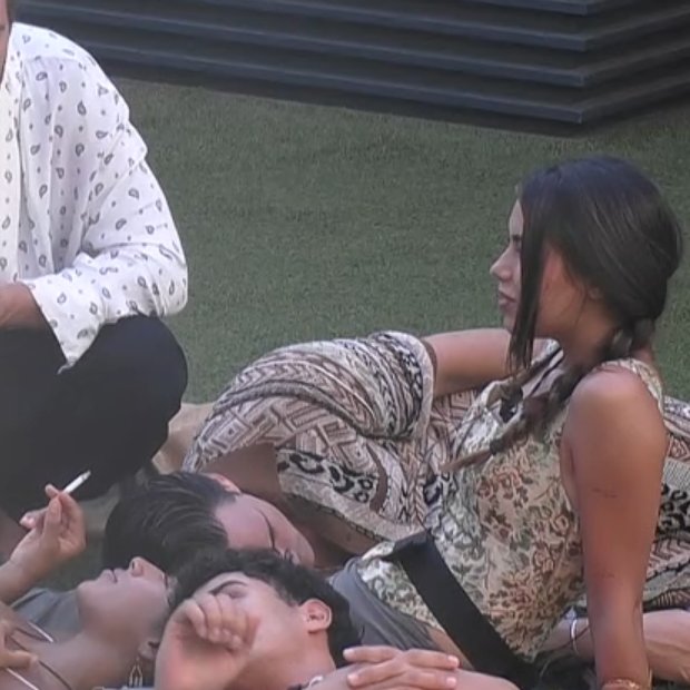 gfvip9_fp's tweet photo. in 3 appoggiati a Piera, vicini vicini.  #gfvip https://t.co/Uiv9VAuJNo