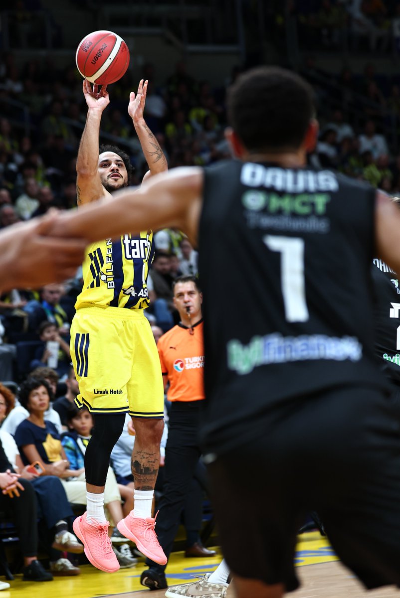 FBBasketbol's tweet photo. First game in new colors. 💛💙
@shanelarkin 

#YellowLegacy https://t.co/IF0sKuMxq3