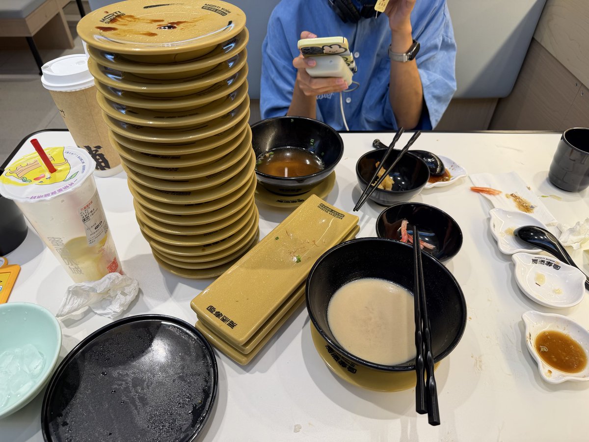 Arisu208488's tweet photo. 跟朋友吃了寿司…！🍣✨✨
吃了好多鹅肝…真的超好吃(●´ω｀●) https://t.co/IqwWmYNJMK