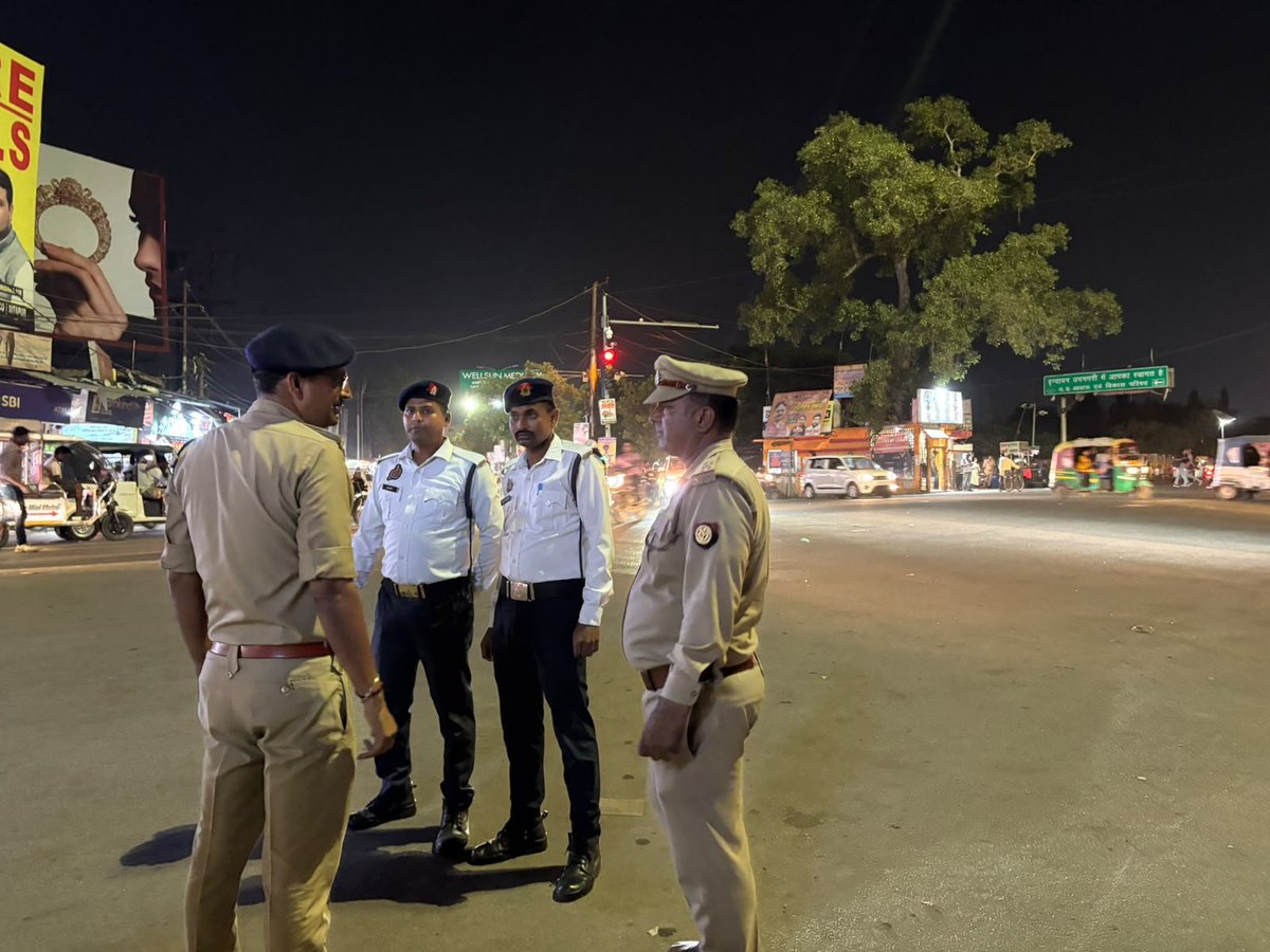lucknowtraffic's tweet photo. #traffic_update 

ACP(T) दक्षिणी श्री राधारमण द्वारा तेलीबाग चौराहे पर उपस्थित यातायात एवं PAC कर्मियों को यातायात को सुगम एवं निर्बाध रूप से संचालित कराने तथा यातायात अवरोधों को तत्काल हटवाकर दबाव को कम करने हेतु पूर्ण मनोयोग एवं सतत प्रयास के साथ कार्य करते रहने के निर्देश दिए गए।