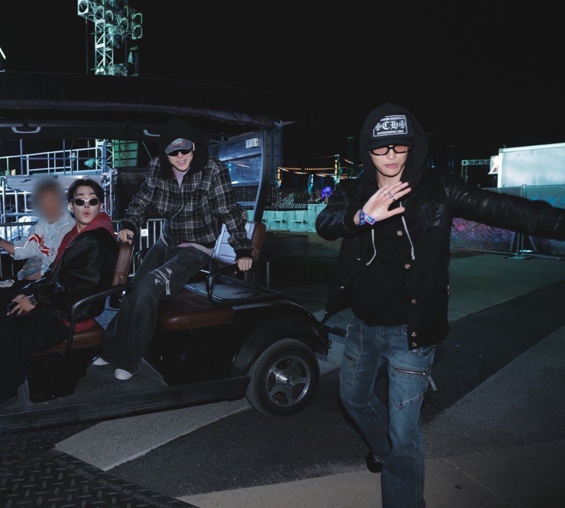 hwamelo's tweet photo. this looks like an album cover lowk https://t.co/DSAjWzyuqs