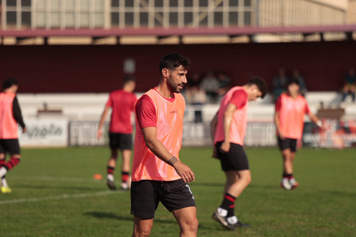 FCLaCalzada's tweet photo. Buenas tardes 👋👋

En 10 minutos dará comienzo al partido.
@FCLaCalzada 🆚 @ComillasCF 

#LaCalzadaComillas #TerceraRFEF https://t.co/9boVyZlpjE