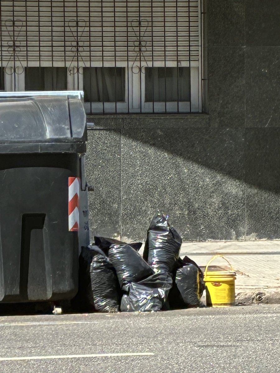 NerinaAndrea's tweet photo. Hola salió el sol y no se llevaron los escombros @jorgemacri @ibaistrocchi @DaroNieto  @gloriallopiz @gcba @lauritalonso  @gzinny  @CominVillanueva #cabaabandonada #mugre escombros en  Avellaneda 2072. Cuál es la empresa recolectora de la zona ? Quien controla ? @VecinosCon5633 https://t.co/ZH8zTcBUgT