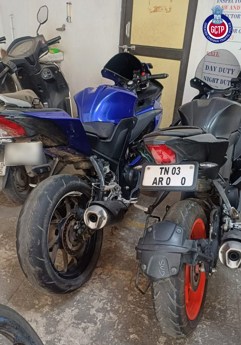 ChennaiTraffic's tweet photo. 🏍️ சென்னை முழுவதும் அதிரடி நடவடிக்கை - 7 நபர்கள் கைது; 🏍️ 5 இருசக்கர வாகனங்கள் பறிமுதல் ; வாகன பதிவெண் தகடு இல்லாத மேலும் 56 வாகனங்கள் பறிமுதல் 🚨

🚨 வள்ளுவர் கோட்டம் பகுதியில் பொதுமக்கள் மற்றும் வாகன ஓட்டிகளுக்கு அச்சுறுத்தும் வகையில், இருசக்கர வாகனங்களை ஆபத்தான முறையில் இயக்கிய நபர்கள் மீது சென்னை பெருநகர காவல்துறை மற்றும் சென்னை பெருநகர போக்குவரத்து காவல்துறை இணைந்து கடும் நடவடிக்கை மேற்கொண்டு வருகிறது. 👮‍♂️

🔍 இதன் தொடர்ச்சியாக வாகன பதிவெண் தகடு இல்லாத மேலும் 56 வாகனங்கள் பறிமுதல் செய்யப்பட்டு உரிய நடவடிக்கை மேற்கொள்ளப்பட்டு வருகிறது.

⚠️ இதில் ஈடுபட்டவர்கள் சிறார்களாக இருப்பது கண்டறியப்பட்டால், அவர்களின் பெற்றோர்கள் மீதும் சட்டப்படி நடவடிக்கை எடுக்கப்படும். 

📢 இதுபோன்ற ஆபத்தான போக்குவரத்து விதிமீறல்கள் குறித்து தகவல் தெரிந்தால், உடனடியாக காவல் கட்டுப்பாட்டு அறை 📞 100, Kaaval Uthavi App 📱 மற்றும் 
சென்னை பெருநகர போக்குவரத்து புகார் எண்: 90031 30103 (WhatsApp) மூலம் உடனடியாக தகவல் தெரிவிக்கவும். 

#ChennaiPolice #ChennaiTraffic #TrafficEnforcement #RoadSafety #SafeChennai #Swiftaction #NumberPlate