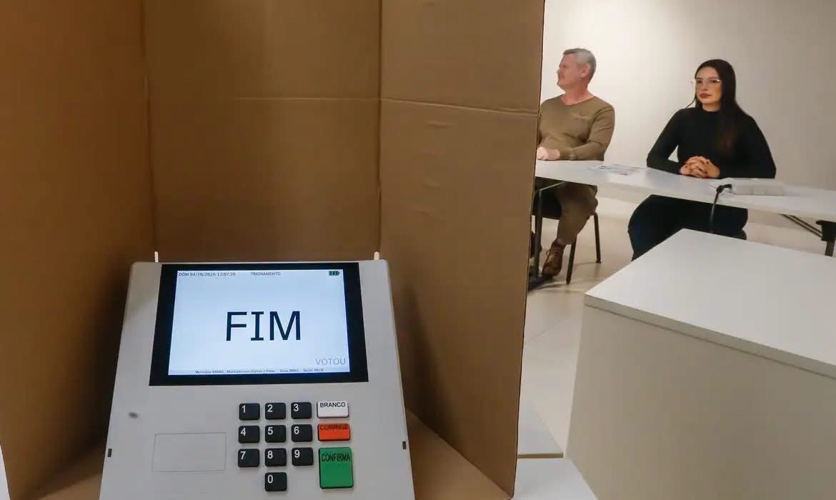 ginolaox's tweet photo. Moro no Nordeste e to fazendo cera aqui na cabine de votação desde as 9 da manhã, pretendo sair só às 17:59 pra nao dar tempo de ninguém votar mais https://t.co/xbGjpFTArQ