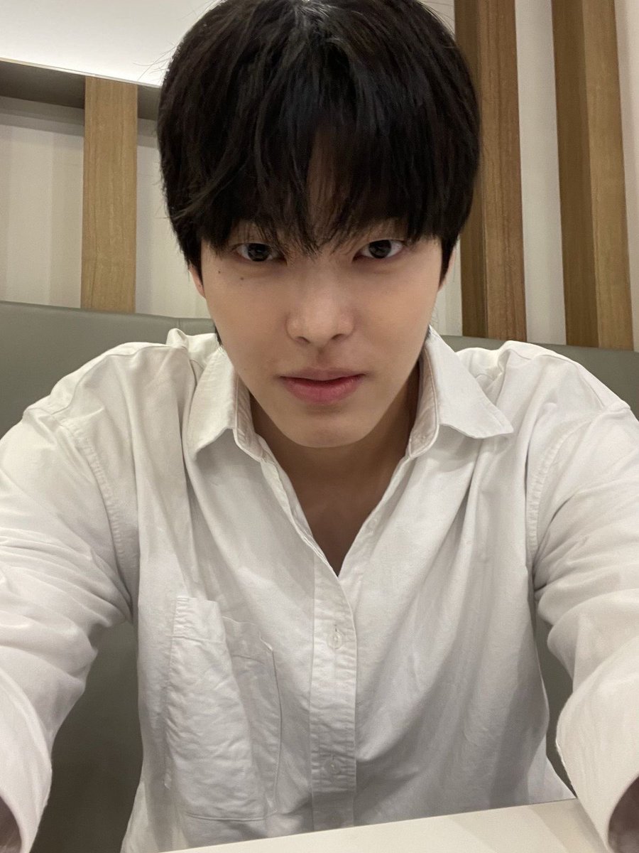 _pyhzzang's tweet photo. 흰티 흰셔츠 박윤호 앙나좋음 ….. 🫪🫪 https://t.co/CsejiQWVX9
