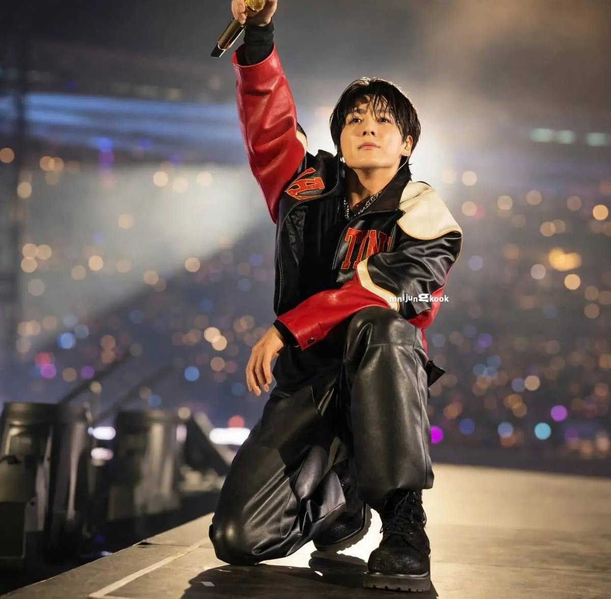 AMostovya's tweet photo. JUNGKOOK ♥️💜 https://t.co/lgdEwFyQ9F