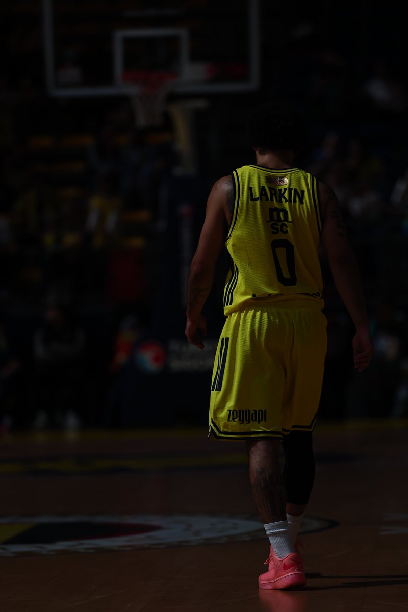 FBBasketbol's tweet photo. First game in new colors. 💛💙
@shanelarkin 

#YellowLegacy https://t.co/IF0sKuMxq3