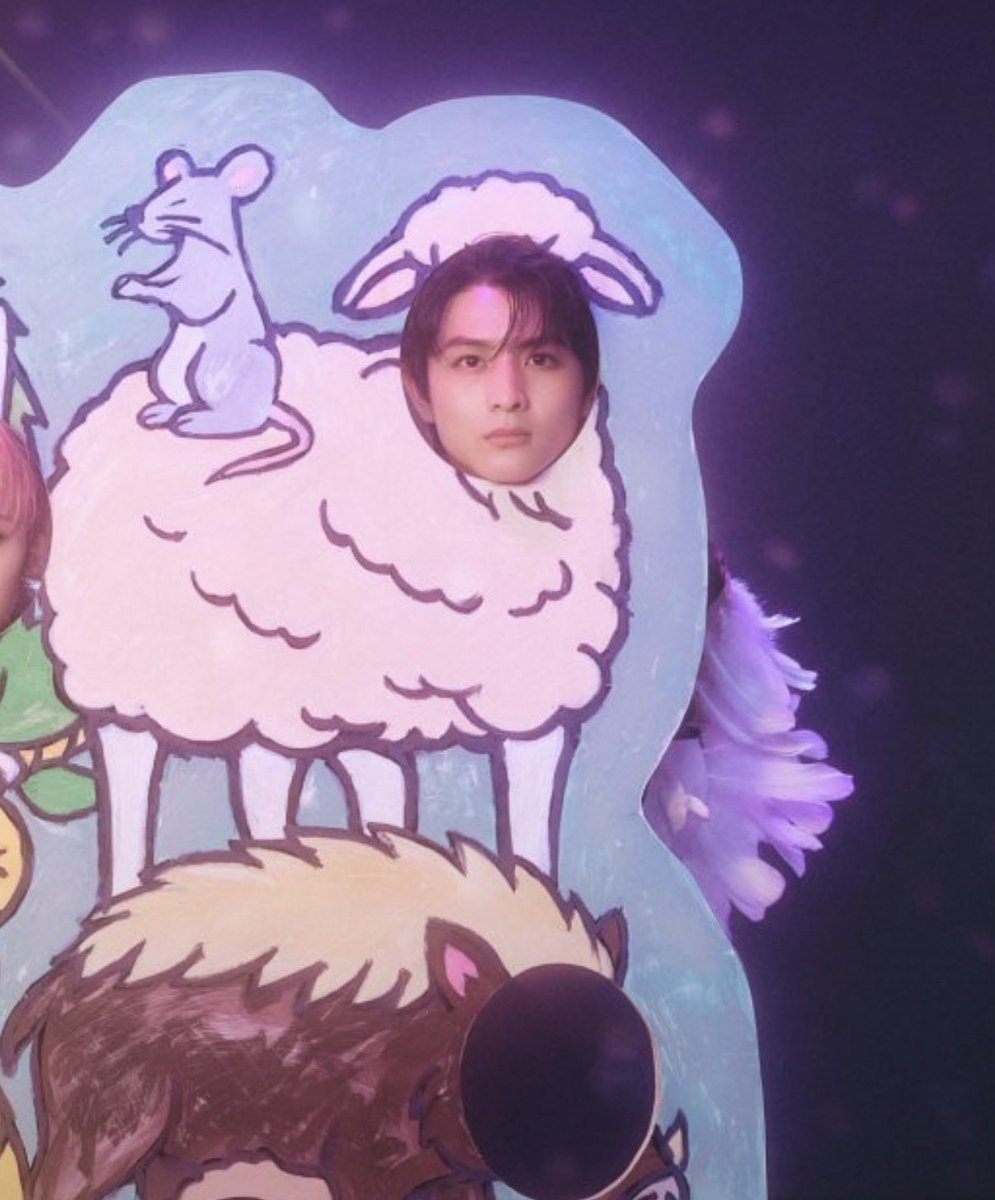 8_sato_'s tweet photo. 既に羽根が😂😂😂 https://t.co/frt6N4KakM