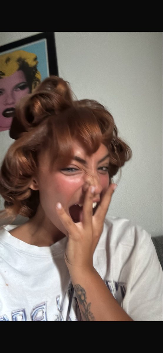 l677688's tweet photo. la vd es que yo veo a las dos muy felices y triunfando las únicas que parece van a llorar y rabiar toda su vida son las locas que tienen por fans (las dos!!!) https://t.co/9tKH9dDUV5