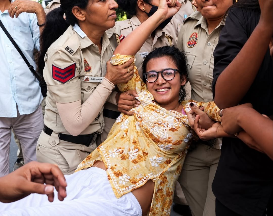 NehaAisa's tweet photo. ज़ुल्म चाहे जितना बढ़ जाए,
हमारी आवाज़ नहीं दबेगी।
जो सच के लिए खड़े हैं आज,
कल वही क्रांति की कहानी लिखेंगे। https://t.co/HqJoJXMTSb