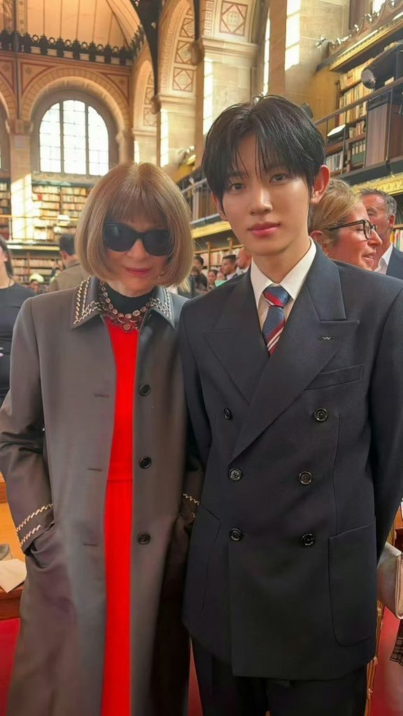 frillangelbunny's tweet photo. 악마는 프라다를 입는다 실제 모델 안나 윈투어!!
투샷 대박인데

PARK SIWOO AT VALENTINO PFWSS27

#PARKSIWOOxVALENTINO
#VALENTINOPFWSS27
#PARKSIWOO https://t.co/9Pyjupqgyl