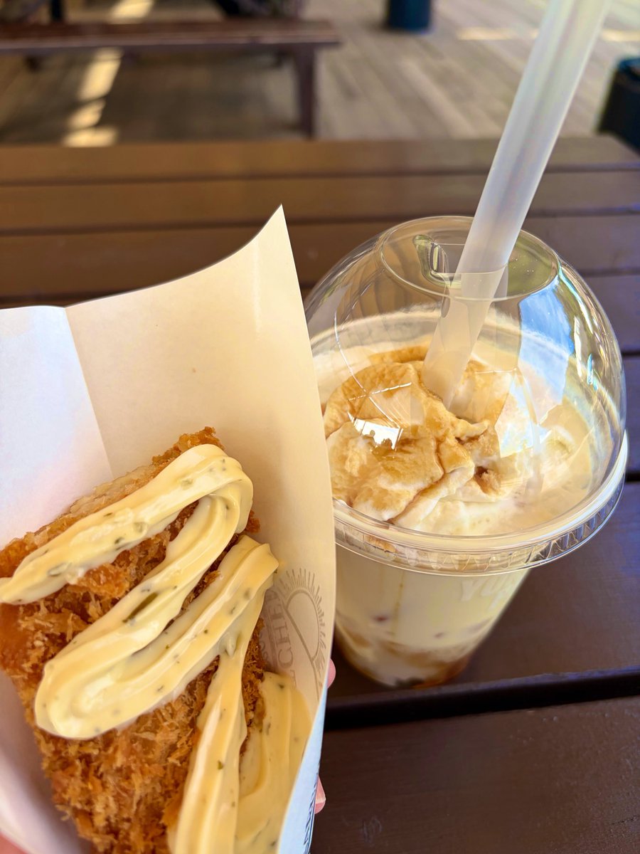 slmn_mofcon's tweet photo. お昼は島のテイクアウトレストランで食べたんだけどもぐるっと島内を一周してさらに食欲にバフがかかりほっけフライとわらび餅ドリンク（きなこ）を追加でむしゃる。わらび餅ドリンクはなんとも言い難い新食感だけどおいしかった🫶 https://t.co/ahRRMsyDwn