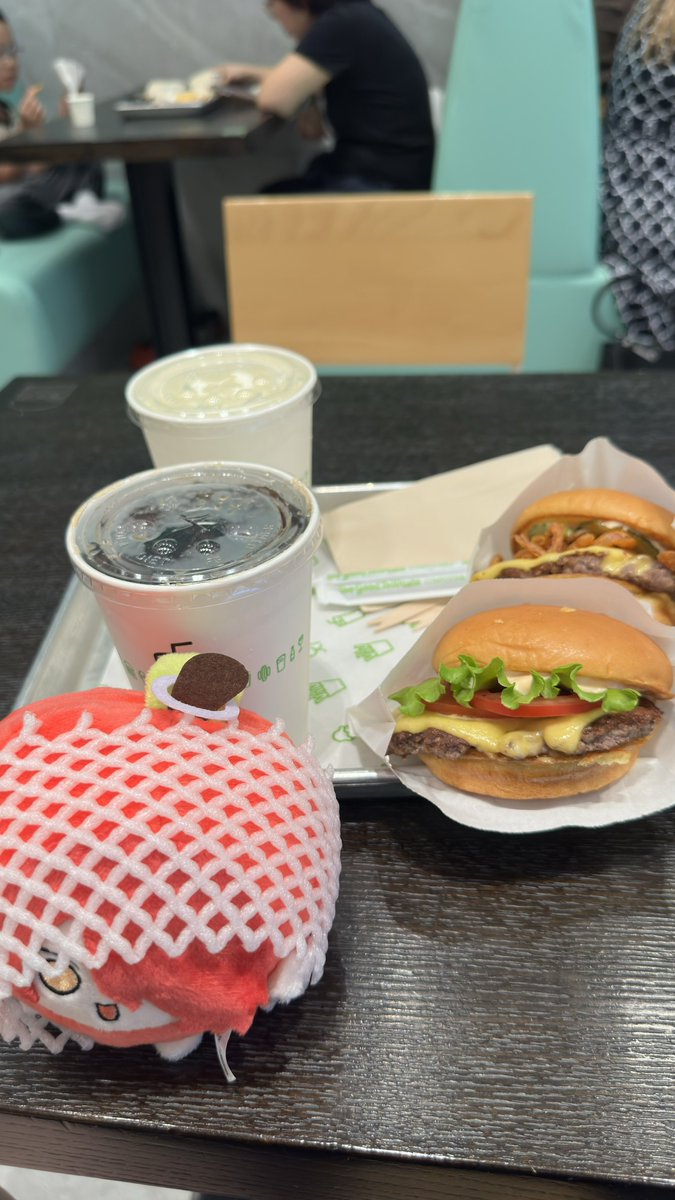 AAAnnkiller's tweet photo. 富哥们请吃网传广州最好吃汉堡shake shack，两汉堡两可乐一百多，可是我觉得吃起来也就像是浓一点的麦当当双吉 https://t.co/FYP6PkmOBr