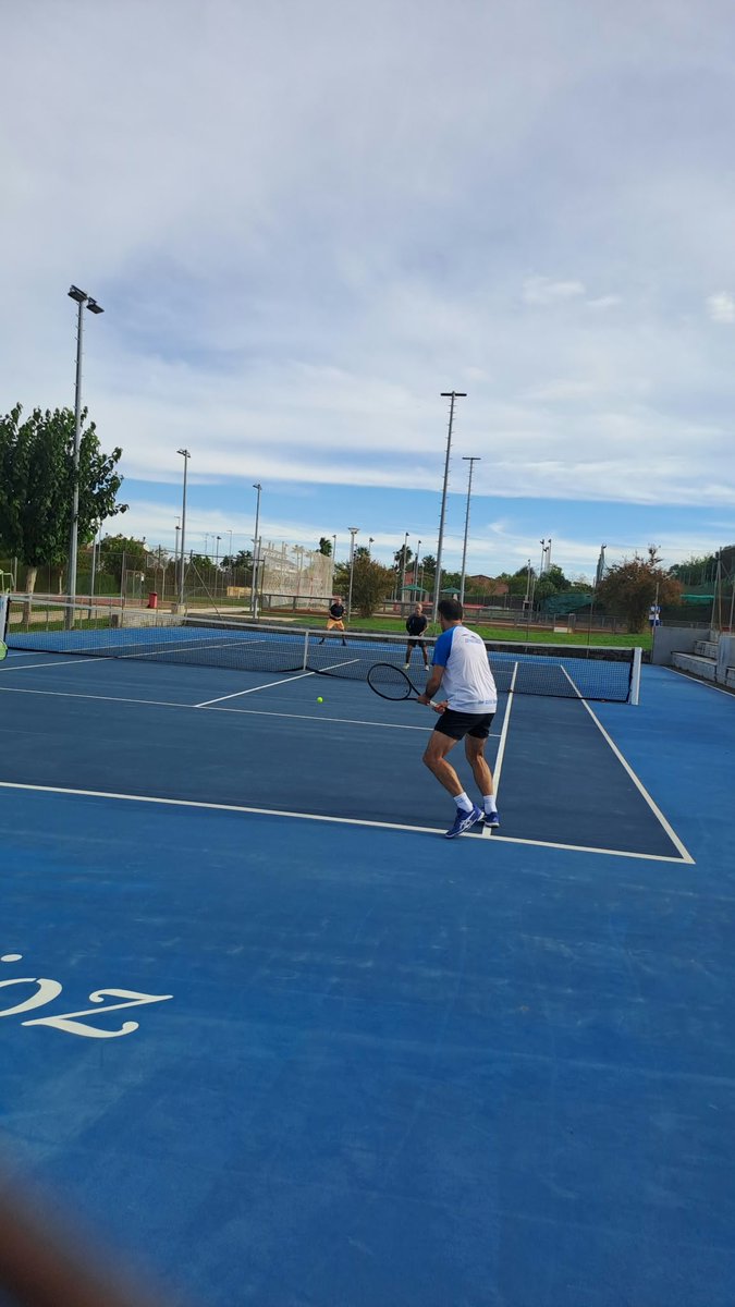 FedExtTenis's tweet photo. Semifinales del Campeonato de Extremadura de Veteranos por Equipos “Trofeo @Aon_Espana en las pistas de @CasinoBdjz , Montijo – Talavera y @CasinoBdjz – @topsliceacademy , la final el próximo sábado @jovendeportEXT https://t.co/591S7BjSJh