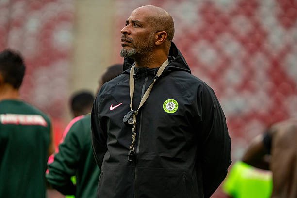 Brilamedia's tweet photo. 🚨🇳🇬 𝐒𝐔𝐏𝐄𝐑 𝐄𝐀𝐆𝐋𝐄𝐒: Nigeria begin preparations in Nizhny Novgorod for Tuesday’s international friendly against Russia.

Meanwhile, former goalkeeper Emmanuel Babayaro has questioned Eric Chelle’s ability to lead the Super Eagles back to their glory days, despite admitting he has been impressed with some of his work so far.

Do you agree with Babayaro? Is Chelle the right man for Nigeria? 🤔