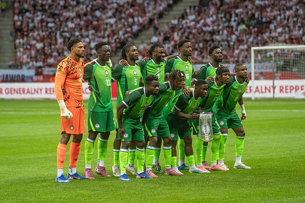 Brilamedia's tweet photo. 🚨🇳🇬 𝐒𝐔𝐏𝐄𝐑 𝐄𝐀𝐆𝐋𝐄𝐒: Nigeria begin preparations in Nizhny Novgorod for Tuesday’s international friendly against Russia.

Meanwhile, former goalkeeper Emmanuel Babayaro has questioned Eric Chelle’s ability to lead the Super Eagles back to their glory days, despite admitting he has been impressed with some of his work so far.

Do you agree with Babayaro? Is Chelle the right man for Nigeria? 🤔