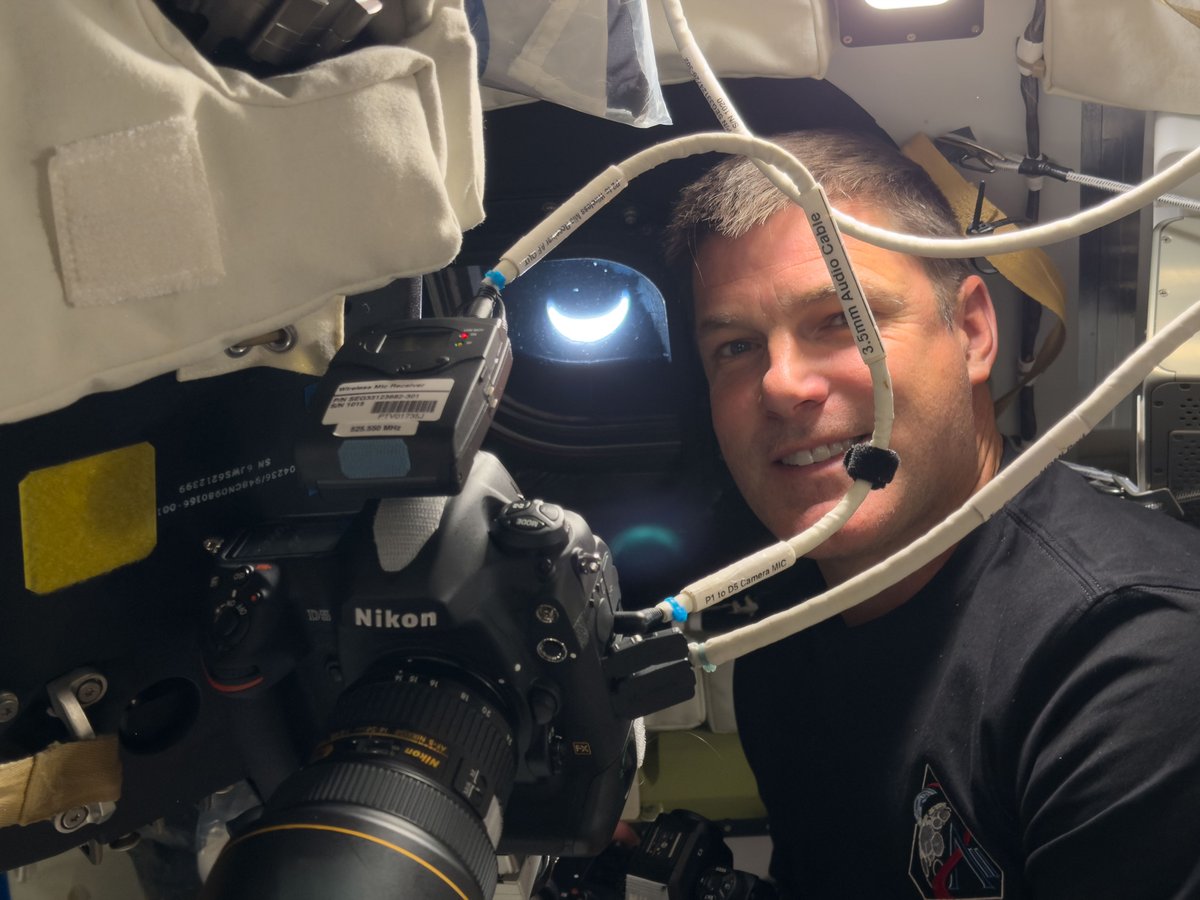 Canada's tweet photo. 2026 has been out of this world for Canada!

-Jeremy Hansen flew around the Moon
-Canadian tech supported Artemis II
-Joshua Kutryk aboard the ISS

This #WorldSpaceWeek, let’s celebrate Canada reaching new heights! What should we explore next?🚀🇨🇦

📷Credit: @NASA https://t.co/J9fuWiVfVo