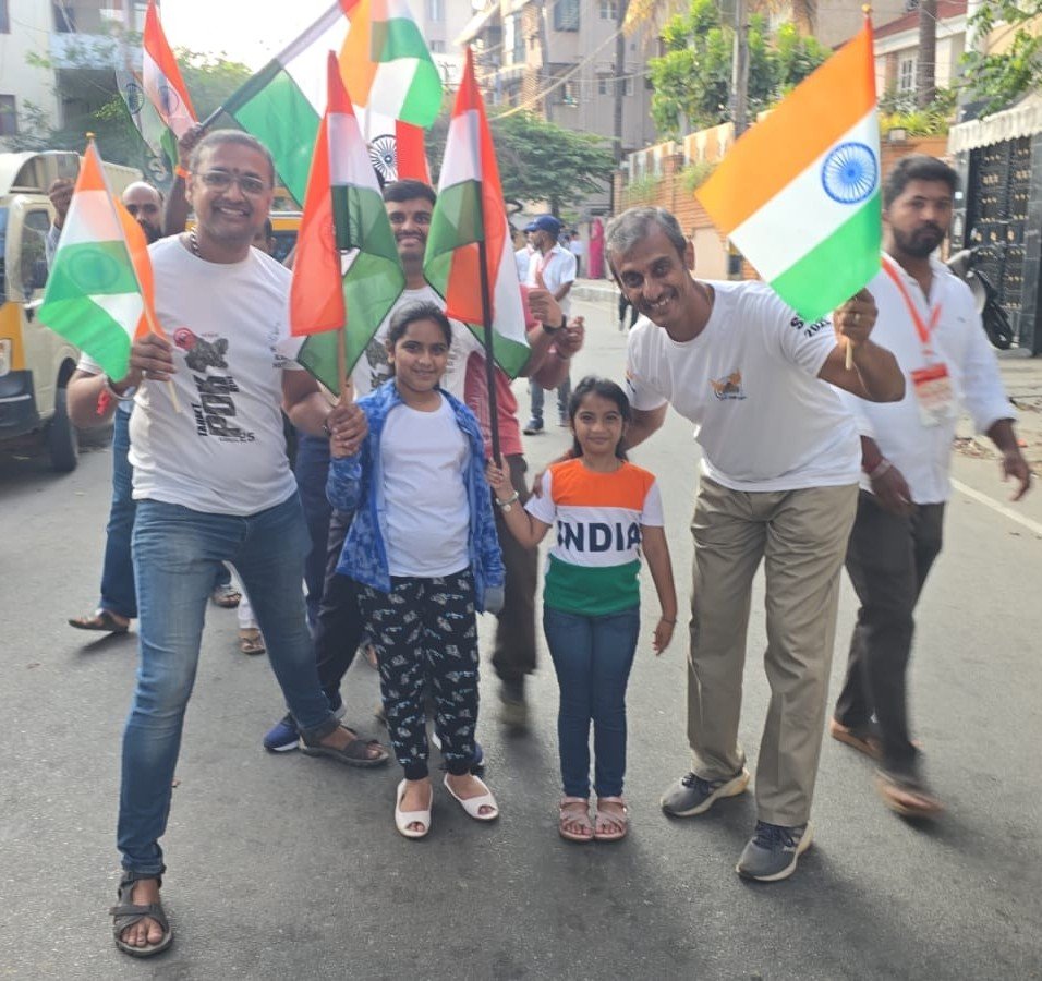 KiranKS's tweet photo. A splendid evening with thousands of desha bhakt friends in Bengaluru. 

@astitvam and Yuva Brigade had superbly arranged a 5.5 km Tiranga Yatra through famous areas of Bengaluru. Bharat Mata slogans everywhere. 

Honouring the police, military and other security people 🇮🇳🥇 https://t.co/ZxA8E3uUNi