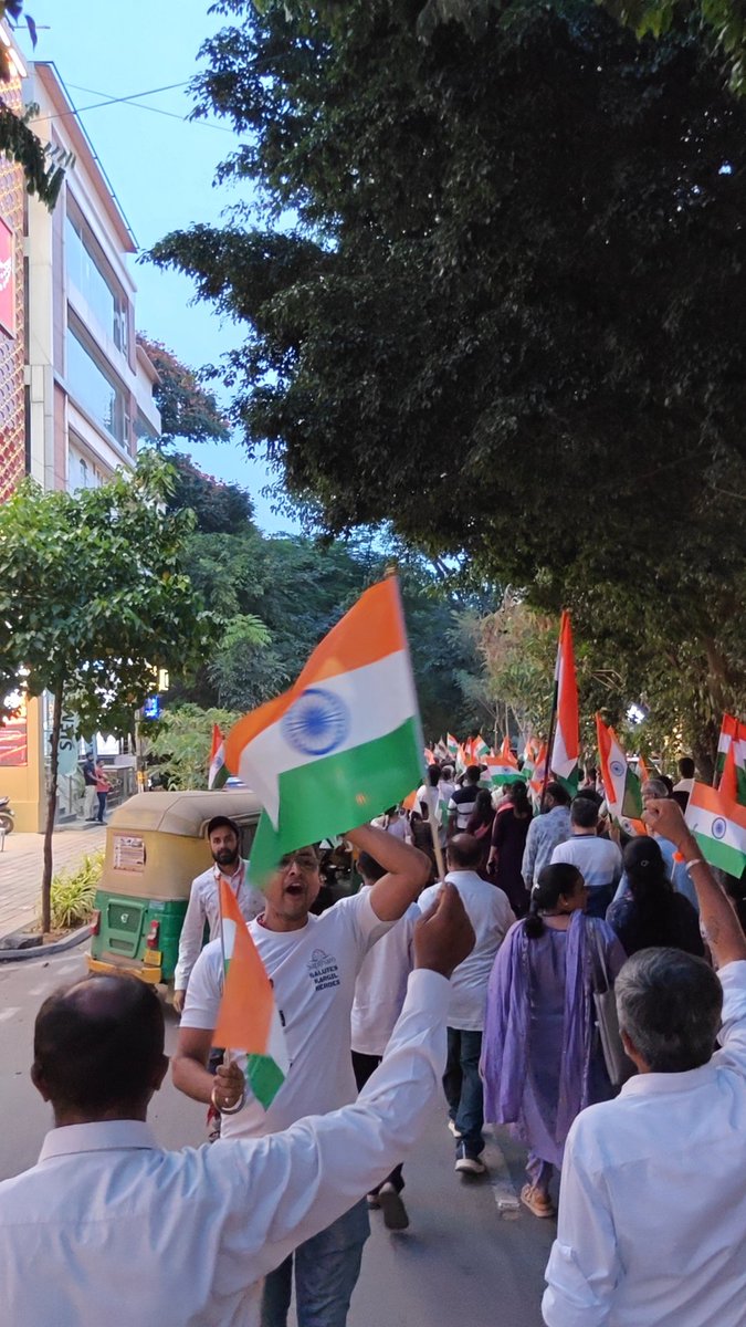 KiranKS's tweet photo. A splendid evening with thousands of desha bhakt friends in Bengaluru. 

@astitvam and Yuva Brigade had superbly arranged a 5.5 km Tiranga Yatra through famous areas of Bengaluru. Bharat Mata slogans everywhere. 

Honouring the police, military and other security people 🇮🇳🥇 https://t.co/ZxA8E3uUNi