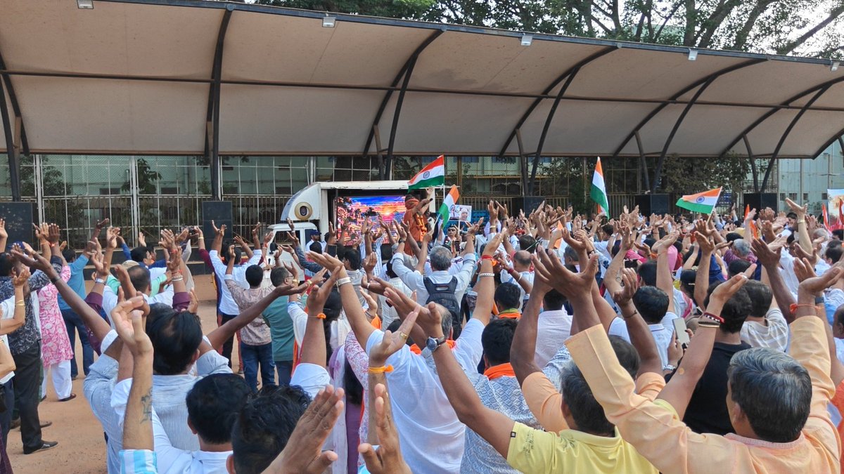 KiranKS's tweet photo. A splendid evening with thousands of desha bhakt friends in Bengaluru. 

@astitvam and Yuva Brigade had superbly arranged a 5.5 km Tiranga Yatra through famous areas of Bengaluru. Bharat Mata slogans everywhere. 

Honouring the police, military and other security people 🇮🇳🥇 https://t.co/ZxA8E3uUNi