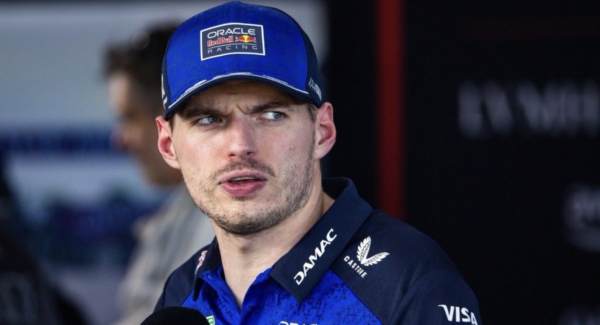ANPeix's tweet photo. No hace falta que diga nada yo, así después no piensan que es algo personal contra la FIA… aunque un poquito sí 😂. Les dejo a los propios pilotos hablando de lo que pasó hoy:

🗣️ Max Verstappen: “Estos motores son demasiado complicados y tienen muchísimo software. Esto no es lo que querés para el deporte.” 

🗣️ Lewis Hamilton: “Fue como la carrera de LEGO. Misma velocidad.” 

🗣️ Checo Pérez: “Era como estar en un kart de alquiler y que se te acabara el tiempo.”
Y agregó: “Lo que pasó hoy es totalmente inaceptable para el deporte.” 

🗣️ Oscar Piastri: “Nunca había visto una carrera de F1 retrasada por un error de software. Esa fue nueva.” 

🗣️ Oliver Bearman: “Ni siquiera sabía que la FIA podía controlar nuestro acelerador. Fue bastante aterrador.” 

🗣️ Fernando Alonso: “Hay demasiada tecnología” y “los espectadores tampoco la aprecian realmente”. 

🗣️ Lando Norris: “Es simplemente horrible. Demuestra que no deberíamos tener nada de eso en la parte electrónica.” 

Creo que no hace falta agregar demasiado.

Hoy un fallo de software dejó autos sin respuesta al acelerador y obligó a detener el procedimiento para instalar un parche en los equipos. No lo digo yo: los pilotos están empezando a decirlo cada vez más fuerte.