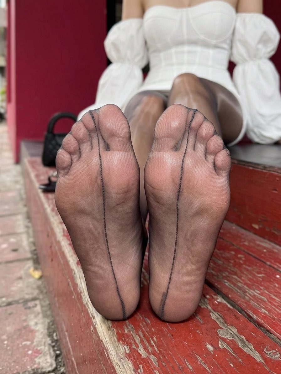 aban7dy's tweet photo. "今天的妆画了两小时，如果你只评价一句“好看”，我待会直接顺着网线过去打你" https://t.co/s0Z38WWD56
