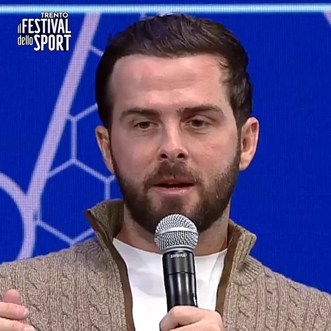 cesar21costa's tweet photo. Allegri forçou um atendimento médico de Cristiano Ronaldo para tirá-lo de campo e deixar Pjanic bater uma falta: 

- Cris chegou na Juventus e, claro, ele pegava todas as faltas. 

Um cara como ele, que resolve todos os jogos, você fica na sua e deixa para ele.

Mas tem uma história legal: quando fomos jogar contra o Napoli e ganhamos lá, consegui fazer um gol de falta com ele em campo! 

Cris só não cobrou a falta porque ele a sofreu, ficou no chão e Max [Allegri], rapidamente, mandou os médicos para atendê-lo e forçar sua saída. 

Ele deixa a cobrança para mim, e eu faço o gol. Então, foi graças ao Max.