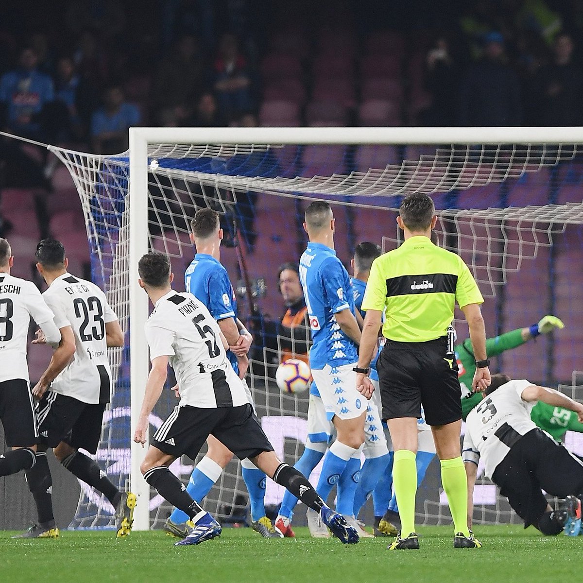 cesar21costa's tweet photo. Allegri forçou um atendimento médico de Cristiano Ronaldo para tirá-lo de campo e deixar Pjanic bater uma falta: 

- Cris chegou na Juventus e, claro, ele pegava todas as faltas. 

Um cara como ele, que resolve todos os jogos, você fica na sua e deixa para ele.

Mas tem uma história legal: quando fomos jogar contra o Napoli e ganhamos lá, consegui fazer um gol de falta com ele em campo! 

Cris só não cobrou a falta porque ele a sofreu, ficou no chão e Max [Allegri], rapidamente, mandou os médicos para atendê-lo e forçar sua saída. 

Ele deixa a cobrança para mim, e eu faço o gol. Então, foi graças ao Max.