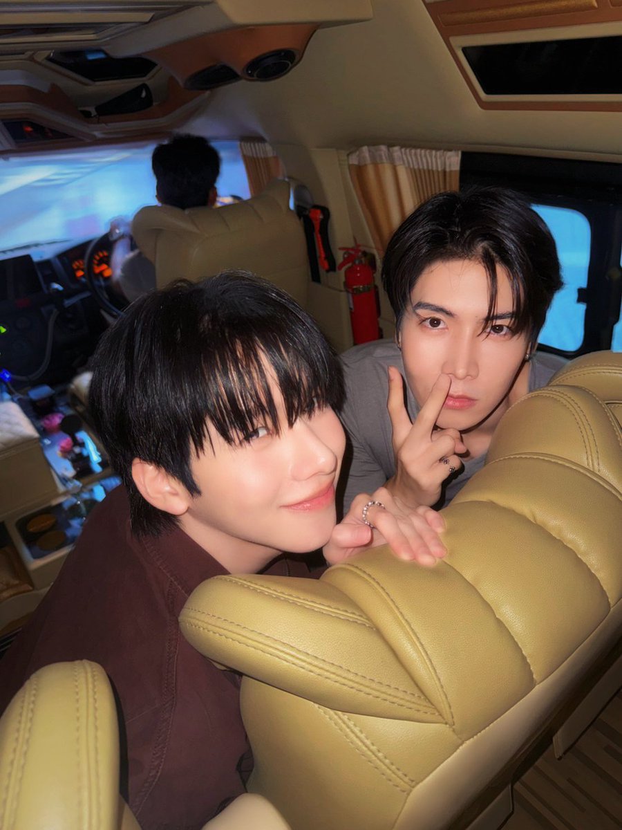 naminji___'s tweet photo. ลุคกลับบ้าน แบบแถมแบบแจกฮีลใจในวันพายุเข้า กับคุณพายุติดแบ้วติดกริ้บ🌪️😈✨

#jjaypf #ohmkrit #JTOhm https://t.co/e5UjAiRb38